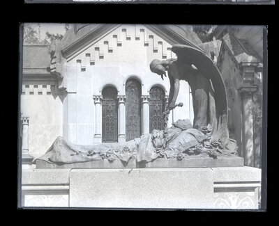 Monumentul funerar al familiei Porroinianu din Cimitirul Bellu
