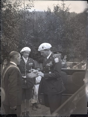 M.S. Regele Carol al II-lea și Teofil Sidorovici, primiți cu pâine și sare într-o localitate de pe Valea Prahovei