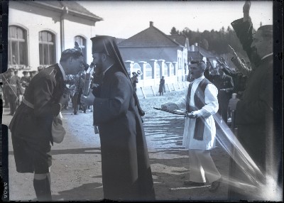 M.S. Regele Carol al II-lea sărutând Evanghelia în cadrul unei vizite într-o localitate prahoveană