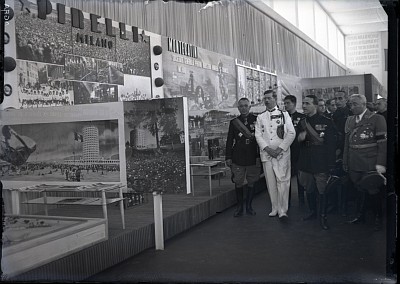 Regele Carol al II-lea în mijlocul delegațiilor participante la deschiderea Expoziției Internaționale „Muncă și Voe Bună”