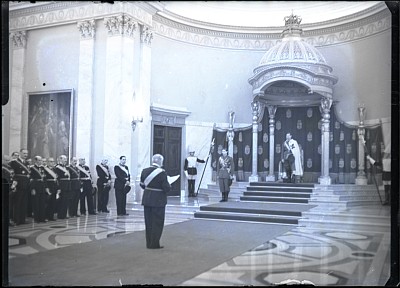M.S. Regele Carol al II-lea, alături de Marele Voievod Mihai, cu ocazia rostiri discursul de Anul Nou în Sala Tronului