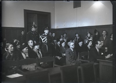 Asistența din sala Tribunalului în timpul procesului crimei din Calea Șerban-Vodă, asistat de M.S. Marele Voievod Mihai
