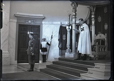 M.S. Regele Carol al II-lea, alături de Marele Voievod Mihai, rostind discursul de Anul Nou în Sala Tronului