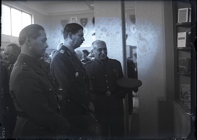 M. S. Regele Carol al II-lea vizitează standul Editurii „Adevărul”