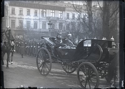 M.S. Regele Carol al II-lea în trăsură, în drum spre locul sărbătoririi Bobotezei
