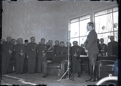 M. S. Regele Carol al II-lea rostește discursul inaugural la deschiderea festivă a „Lunii Cărții”, în prezența membrilor Guvernului
