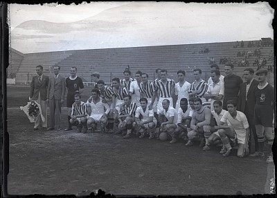 Combinata C.F.R.-Unirea Tricolor-Juventus alături de Olympique, înaintea începerii meciului de la Marseille