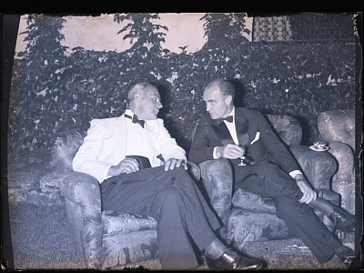 Ministrul Grigore Gafencu întreținându-se cu R. H. Luce