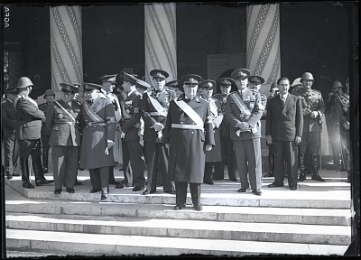 Membrii Frontului Renașterii Naționale în fața Catedralei Patriarhale