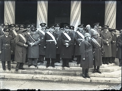 Membrii Frontului Renașterii Naționale în fața Catedralei Patriarhale