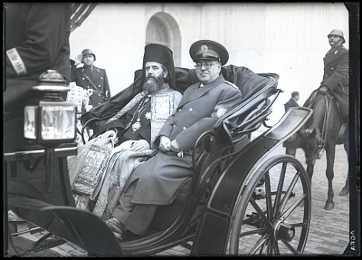 Nifon Criveanu în drum spre Palatul Regal pentru ceremonia de învestitură ca Mitropolit al Olteniei, Râmnicului și Severinului (14 decembrie 1939)
