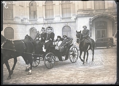 Trăsura cu Mitropolitul Olteniei, Râmnicului și Severinului, Nifon Criveanu, părăsind curtea Palatului Regal după ceremonia de învestitură (14 decembrie 1939)