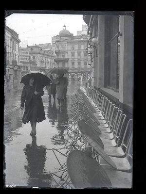 Zi ploioasă pe Calea Victoriei, surprinsă de fotograful Iosif Berman