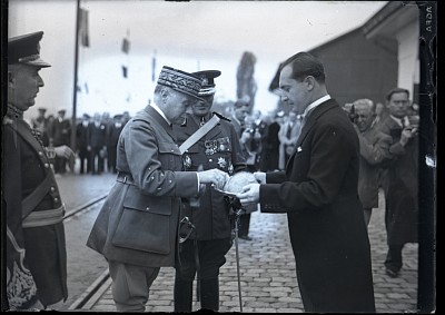 Ajutorul de primar Gărdăreanu îl întâmpină pe generalul Maurice Gamelin la sosirea în orașul Turnu Severin