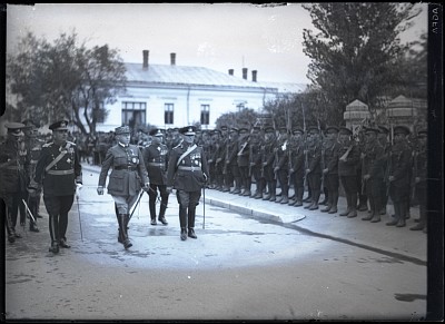 Generalul Maurice Gamelin primit de Garda de Onoare în timpul vizitei oficiale în România
