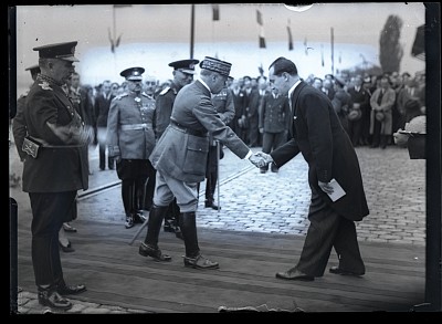 Generalul Maurice Gamelin salutat de ajutorul de primar Gărdăreanu în timpul vizitei oficiale în România