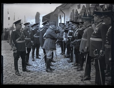 Generalul Maurice Gamelin primit de Garda de Onoare și salutat de ofițerii superiori români în timpul vizitei oficiale în România