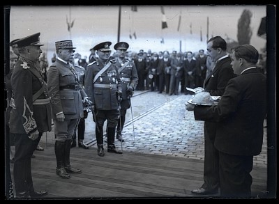 Ajutorul de primar Gărdăreanu îl întâmpină pe generalul Maurice Gamelin la sosirea în orașul Turnu Severin