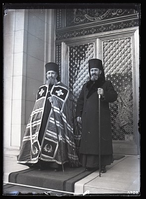 Noul episcop al Maramureșului, Vasile Stan, și, în dreapta, episcopul Nicolae Colan, ministrul Cultelor, ies după ceremonia de la Palatul Regal.”