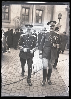 Generalul Ion Antonescu și generalul Paul Theodorescu sosesc la Patriarhie