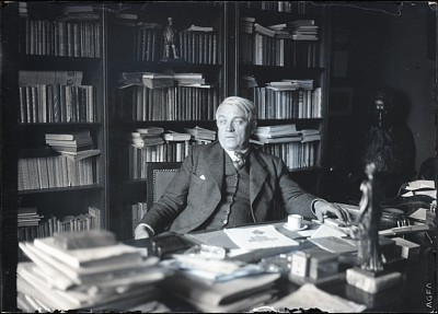Liviu Rebreanu în biroul său