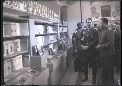 M. S. Regele Carol al II-lea vizitează standurile expoziției „Luna Cărții”