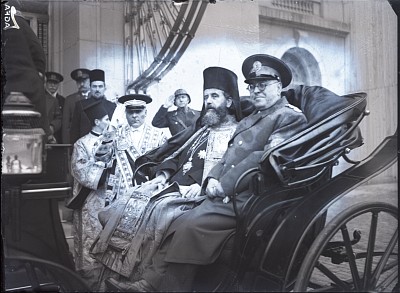 Nifon Criveanu în curtea Palatului Regal pentru ceremonia de învestitură ca Mitropolit al Olteniei, Râmnicului și Severinului (14 decembrie 1939)