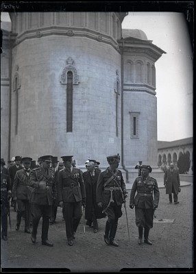 M. S. Regele Carol al II-lea, Marele Voevod Mihai și Principele Friedrich de Hohenzollern, în drum spre Biserica Încoronării din Alba Iulia
