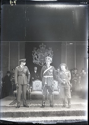 M. S. Regele Carol al II-lea, Marele Voevod Mihai și Principele Friedrich de Hohenzollern în baldachinul oficial, cu ocazia vizitei la Alba Iulia