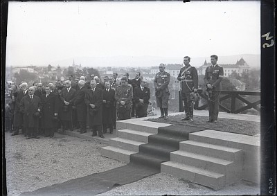 M. S. Regele Carol al II-lea, Marele Voevod Mihai și Principele Friedrich de Hohenzollern luând parte la slujba religioasă, înconjurați de demnitarii și personalitățile de seamă ale țării