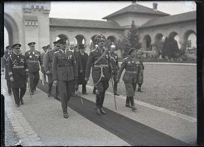 M. S. Regele Carol al II-lea, Marele Voevod Mihai și Principele Friedrich de Hohenzollern, în drum spre Biserica Încoronării din Alba Iulia