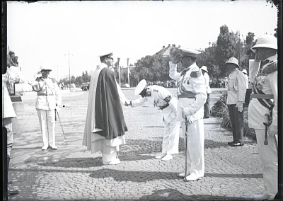 M. S. Regele Carol al II-lea salutat de oficiali cu prilejul botezului navei „Amiral Murgescu”