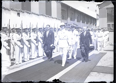 M. S. Regele Carol al II-lea trecând în revistă compania de onoare cu prilejul ceremoniei de botez a navei „Amiral Murgescu”