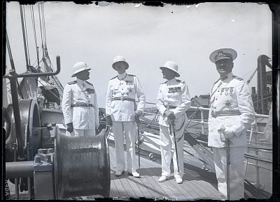 M. S. Regele Carol al II-lea inspectând nava „Amiral Murgescu” alături de oficiali
