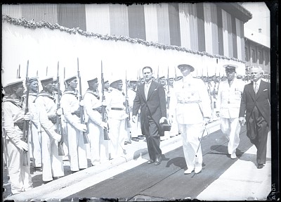 M. S. Regele Carol al II-lea trecând în revistă compania de onoare cu prilejul ceremoniei de botez a navei „Amiral Murgescu”