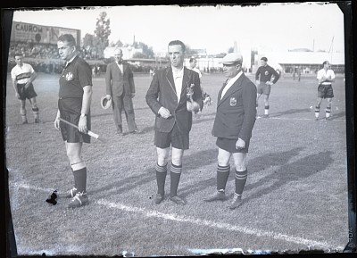 Arbitrul jocului, italianul Scarpi între cei doi arbitri de tușă la meciul dintre Romania și Iugoslavia