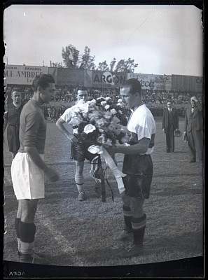 D. Vujadinović, căpitanul Iugoslaviei, și Iuliu Bodola, căpitanul României
