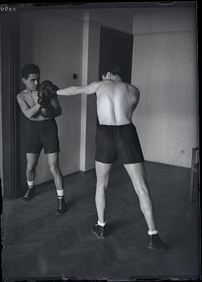 Doi pugiliști în perioada interbelică