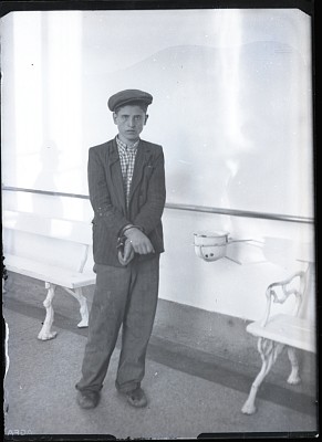 Nicolae Gaiță, în momentul arestării, purtând cătușe