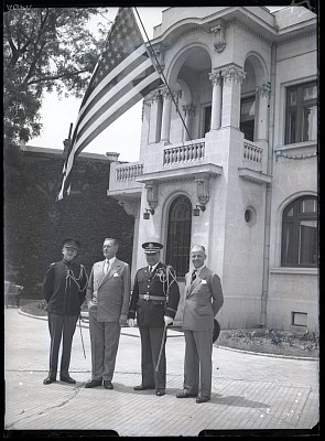 Ministrul Statelor Unite, Franklin Mott Günther, înconjurat de colonelul Eugène Vilaret, maiorul John P. Ratay și M. L. M. Richardson