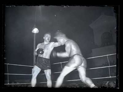 Ilie Petrescu și Vasile Șerbănescu în timpul meciului de box