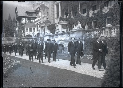 Jurnaliști străini ieșind din Castelul Peleș