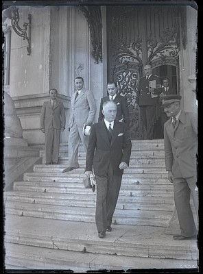 Generalul Ion Antonescu, Șeful Statului, ieșind de la Președinția Consiliului de Miniștri