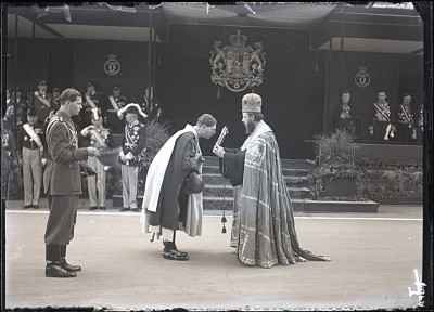 Majestatea Sa, Regele Carol al II-lea, sărută Sf. Evanghelie în cadrul unei ceremonii de Ziua Regalității