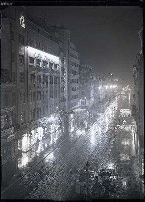 Librăria „Cartea Românească” noaptea