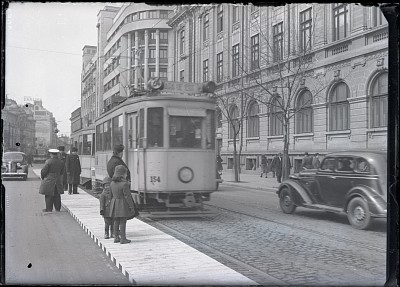 Tramvai pe Bulevardul Elisabeta, în fața Palatului Universității din București
