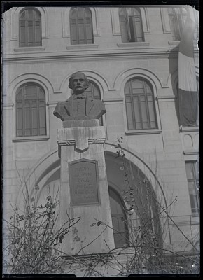 Bustul lui Gheorghe Șincai din fața Colegiului Național „Gheorghe Șincai” din București