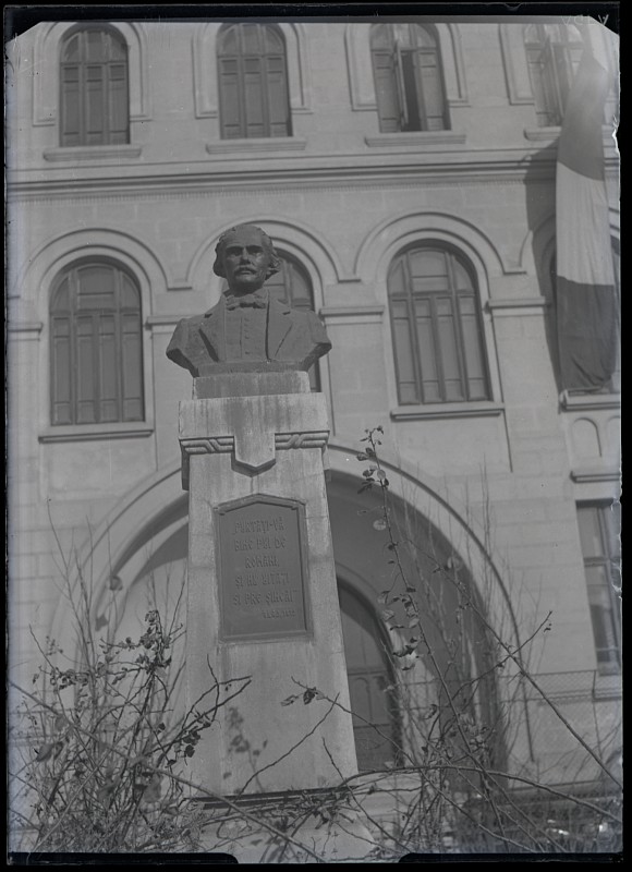 Bustul lui Gheorghe Șincai din fața Colegiului Național „Gheorghe Șincai” din București