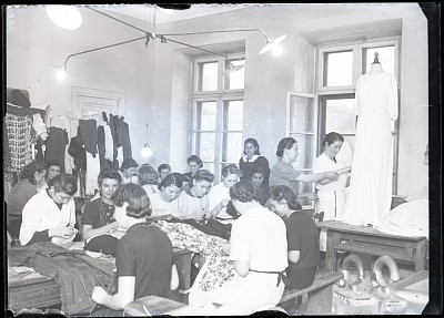 Ucenicele într-o casă de modă