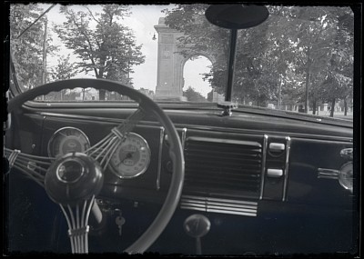Arcul de Triumf văzut din interiorul unui Ford Deluxe